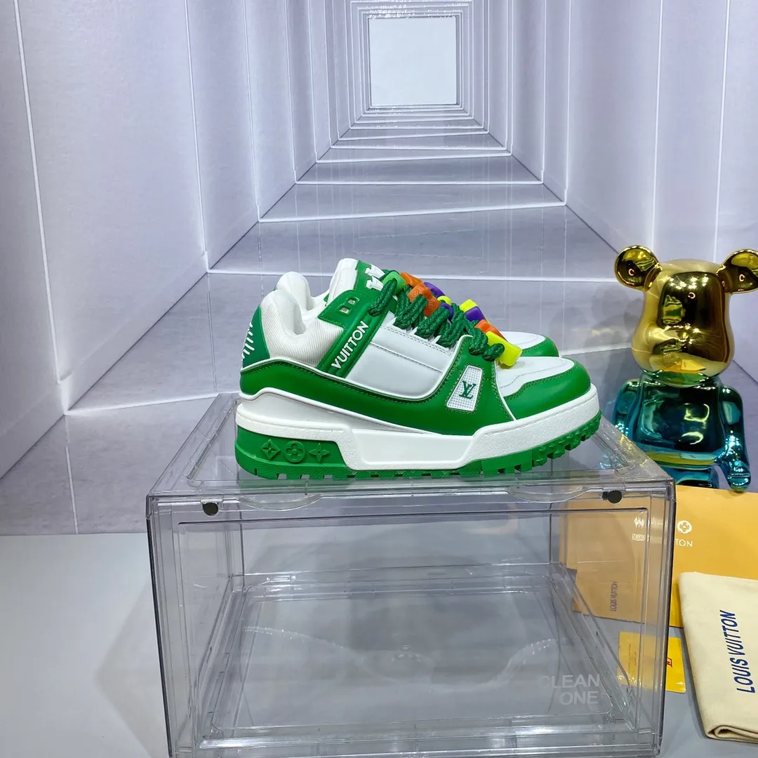 👟👟Ex-factory price 840 𝙇𝙑 𝟐𝟎𝟐4/𝐒𝐒 𝐧𝐞𝐰 Louis Vuitton catwalk skateboard shoes are popular, LOUIS VUITTON Trainer is undoubtedly one of the most successful Sneakers launched by luxury brands, but the pace of exploration will not stop. LOUISVUITTON will also bring a new series of skateboard shoes in the spring of 2023. The new series in the picture returns to the 90s Chunky Skate Shoes bread shoes, with leather and mesh uppers. The fat silhouette and thick shoelaces are very eye-catching. It is expected to have quite a few colors like the Trainer. Judging from the previous DIOR show skate shoes, this chunky style may be even stronger next year. Size: Female 35-40 Male 39-46
